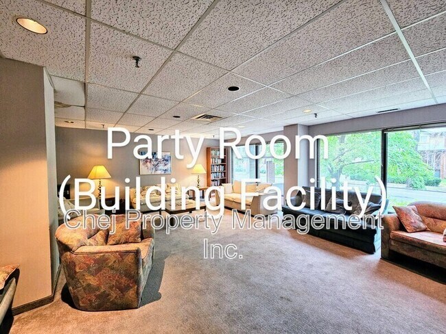 Photo du bâtiment - 11027-11087 87 Ave NW