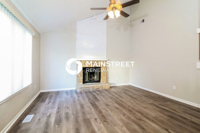 Building Photo - 4 Bedroom Pet-Friendly Home in GRANDVIEW, MO with Main Street Renewal