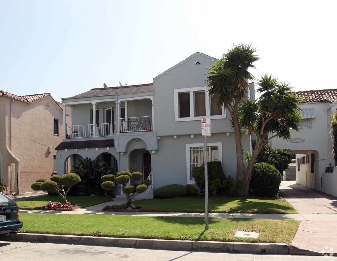 1054 S Cloverdale Ave, Los Angeles, CA 90019 Apartments in Los