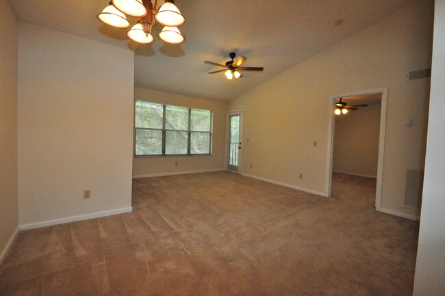 Building Photo - 1 bed/1 bath, 3rd Floor Condo Overlooking ...