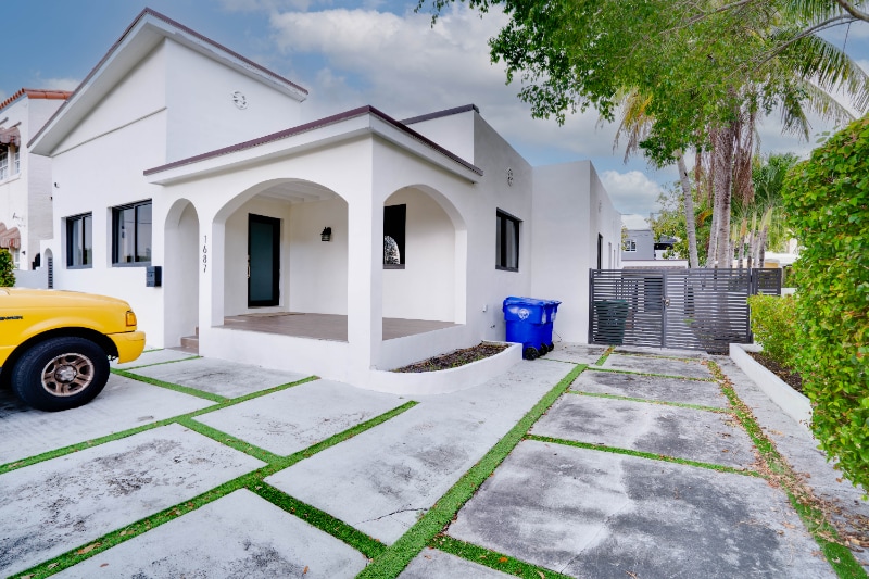 Primary Photo - 1687 SW 11th St
