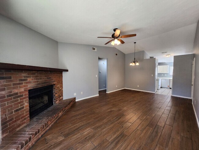 Foto del edificio - 3 bedroom for rent in NE Tallahassee, wood floors, Privacy Fenced yard, available early March 202...