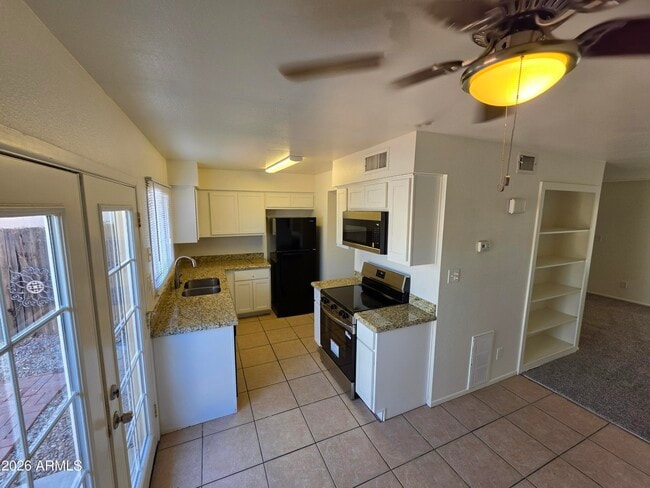 Building Photo - 731 E Vaughn Dr