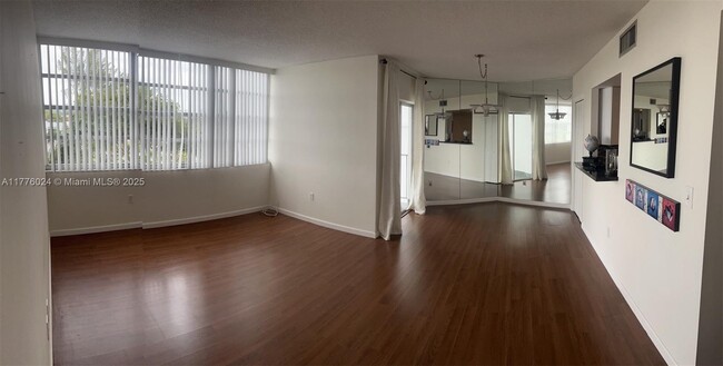 Foto del edificio - 11930 N Bayshore Dr