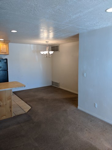 Dining area - 595 S Main St
