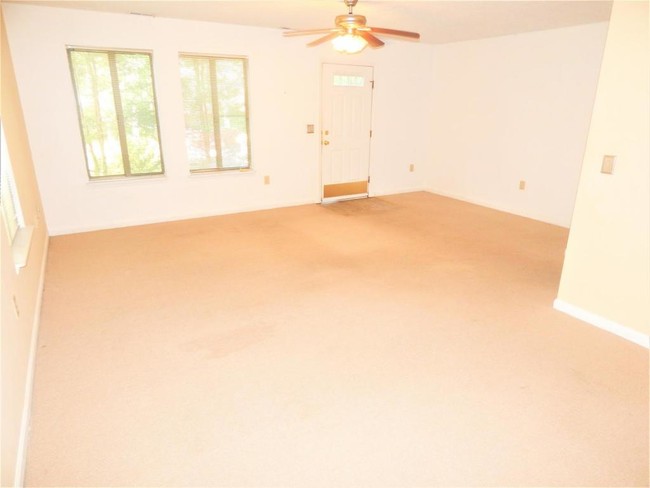 Building Photo - 935 Lora Ln
