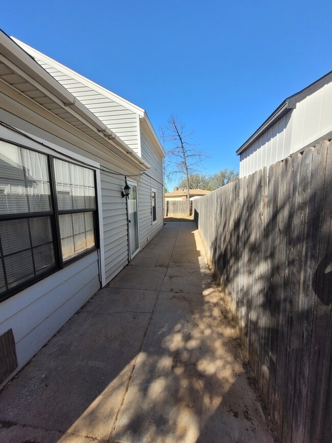 Building Photo - 2 story townhome, 3 bed 2 bath
