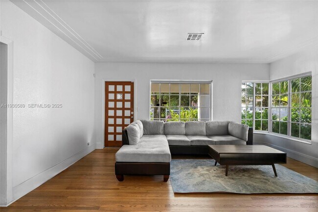 Foto del edificio - 555 NE 73rd St