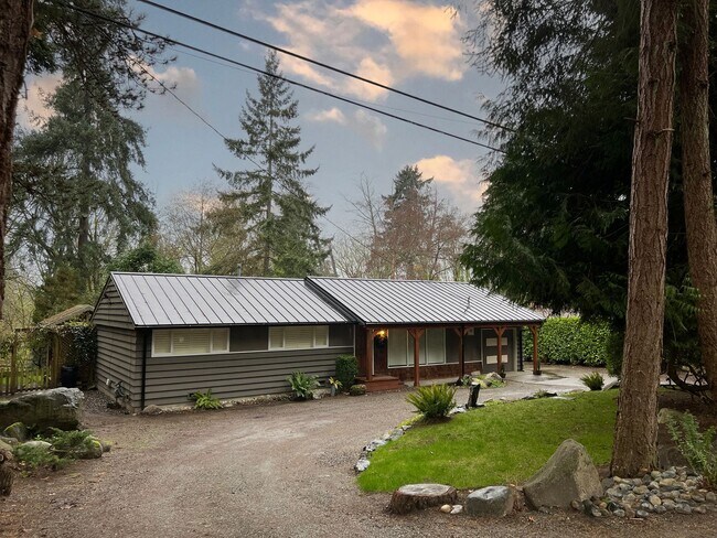 Foto del edificio - Normandy Park rambler in the woods!!!  3 bedroom  1.5 bathroom with 1 car garage & storage shed! ...