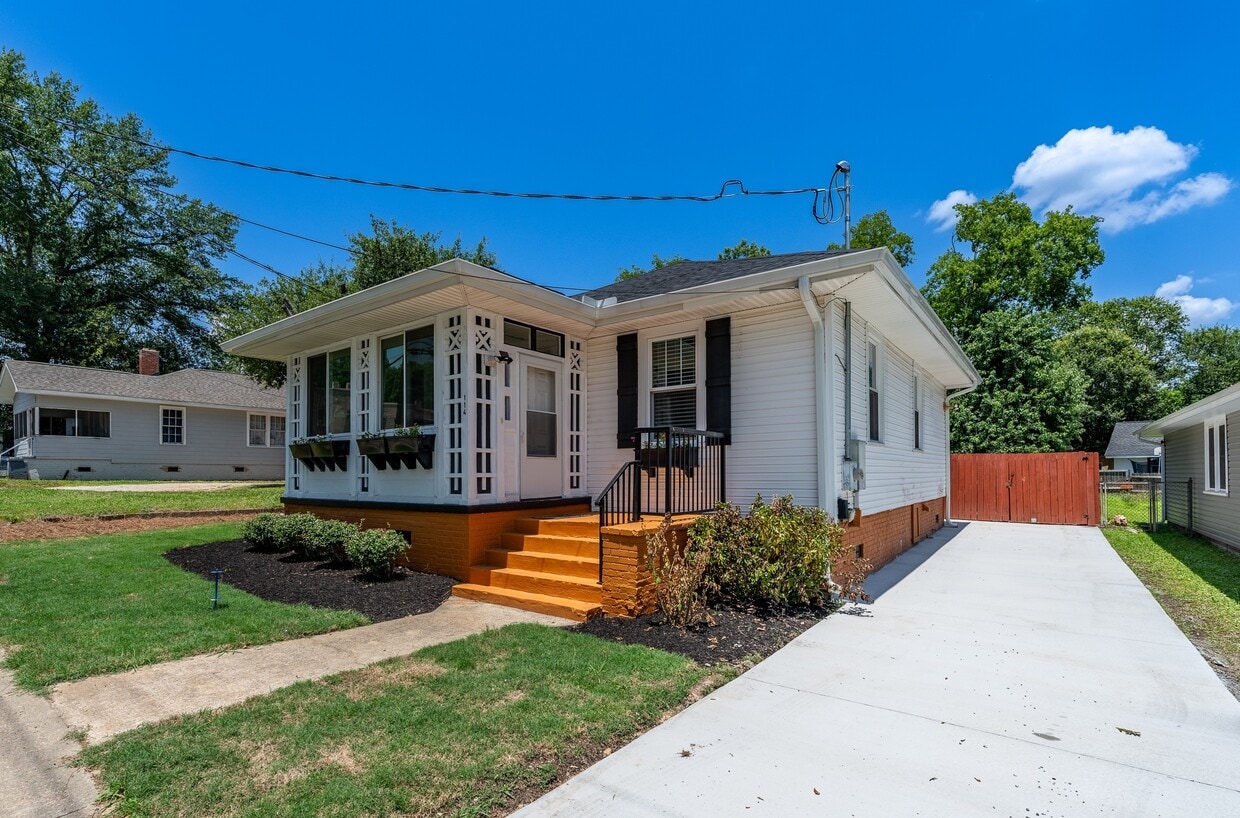 Primary Photo - 114 E Parker Rd