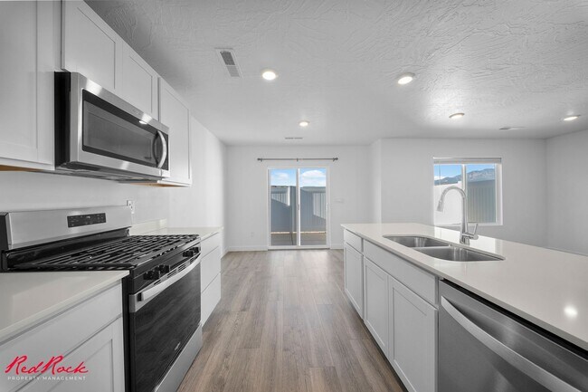 Foto del edificio - Beautiful 3 Bed Townhome with Amazing Amenities! 6 Month Lease