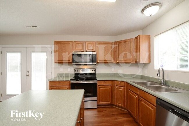 Foto del edificio - 5709 Hidden Lake Dr