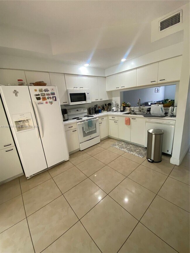 Foto del edificio - 9962 NW 56th Pl