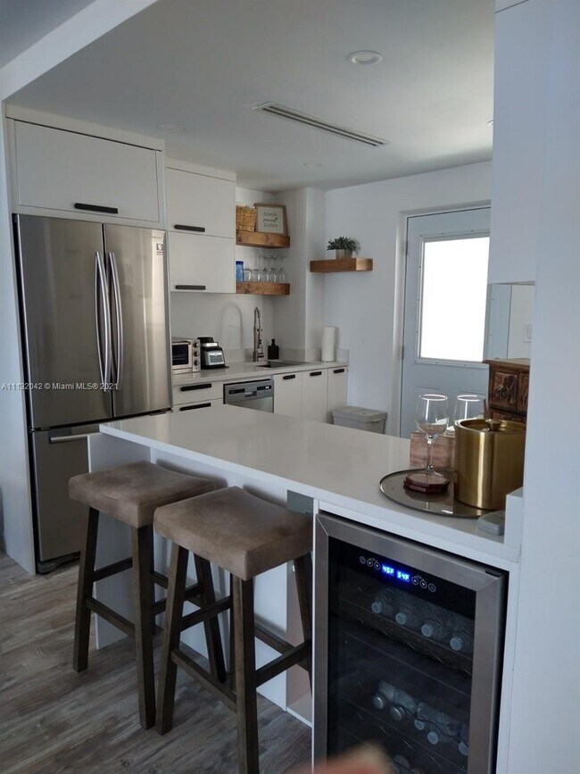 Foto del edificio - 7850 Byron Ave