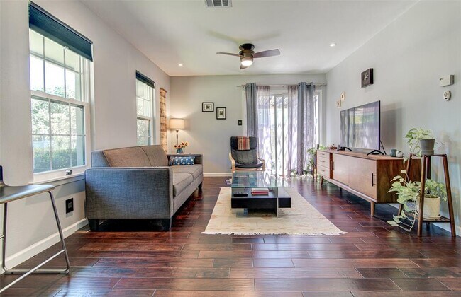 Foto del edificio - 807 Hill Wood Dr