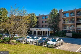 Building Photo - 1637 Oakwood Dr