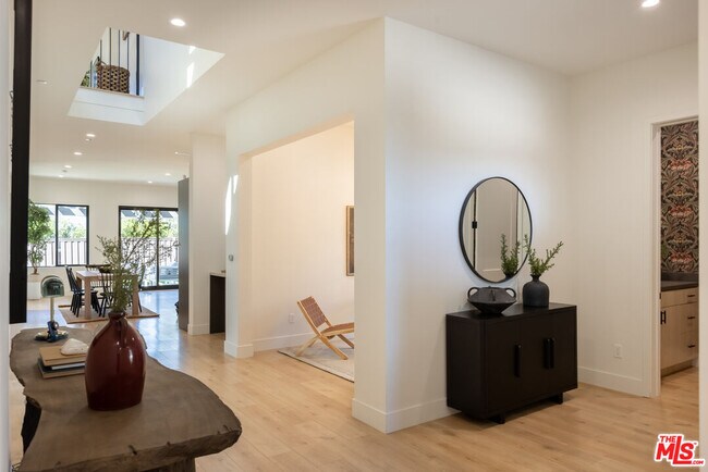 Foto del edificio - 7331 Whitaker Ave