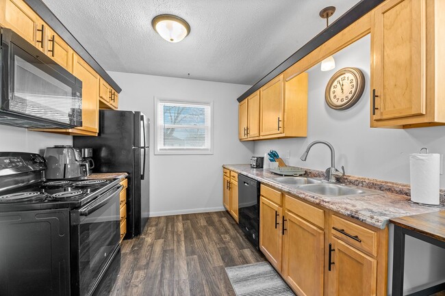 Building Photo - Fully Furnished 3 Bedroom Home