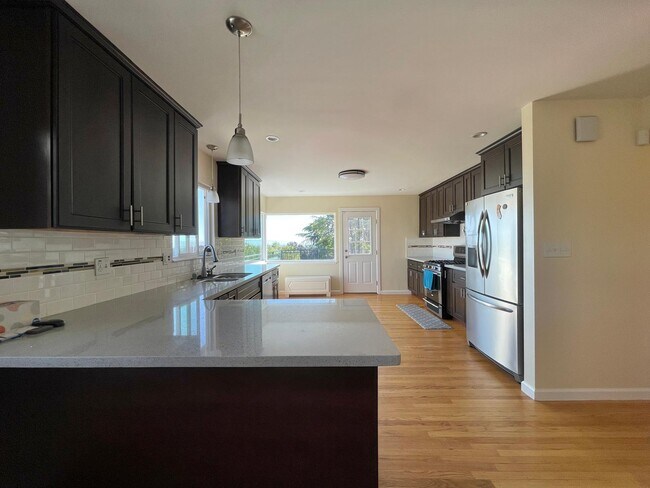 Building Photo - 4861 Reinhardt Dr