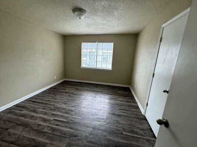 Foto del edificio - 87 Eastview Dr