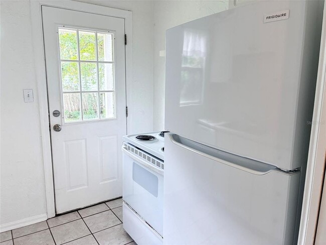 Building Photo - 1650 Crestwood Dr