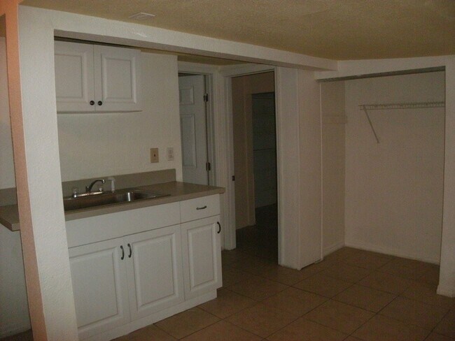 Building Photo - Cozy 1 Bedroom apartment with utilities in...