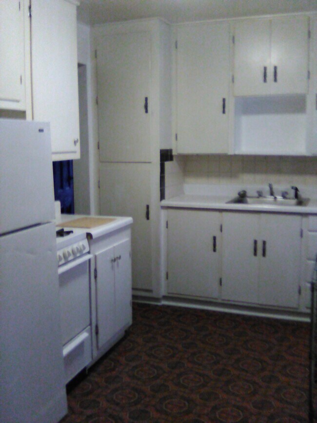 Kitchen - 389 Meigs St