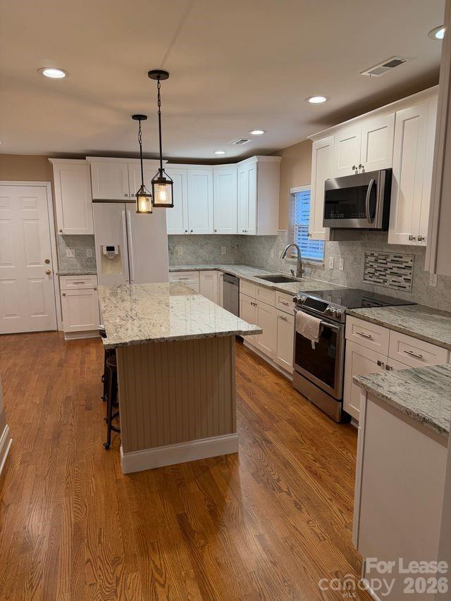 Building Photo - 9015 Carastan Dr