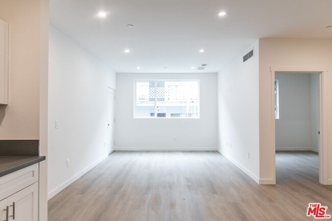 Building Photo - 1227 N Berendo St