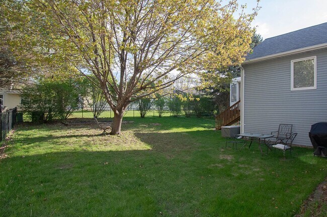 Foto del edificio - 3-Bedroom NE Rochester home with Sunroom, Fenced Backyard & Attached Garage