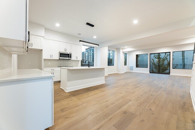 Vista de la sala de estar desde la cocina - 1610 Victor St