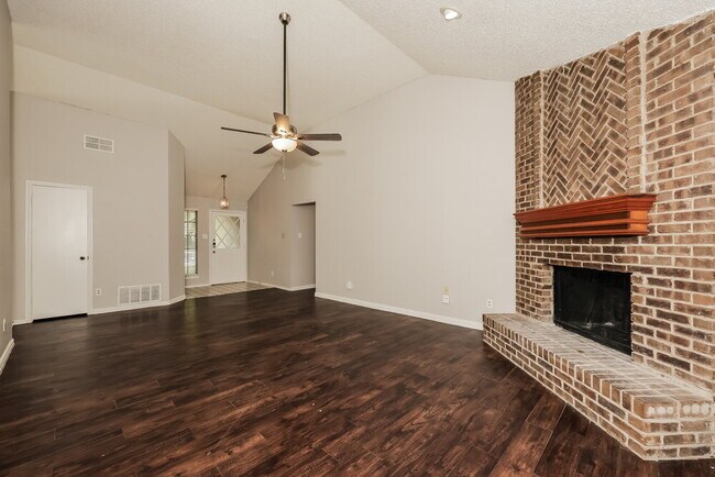 Foto del edificio - 3309 Creekwood Ln