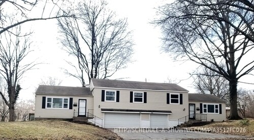 Foto principal - 8404 Lowell - GORGEOUS 3 Bedroom Duplex!