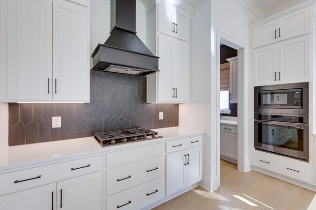 Building Photo - 5509 Duquette Dr