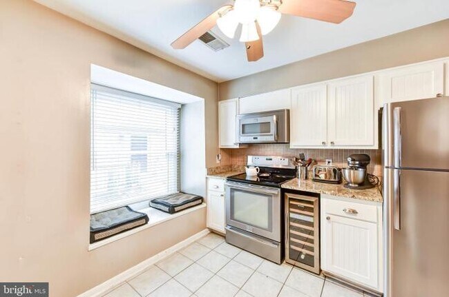 Foto del edificio - 1691 Kenwood Ave