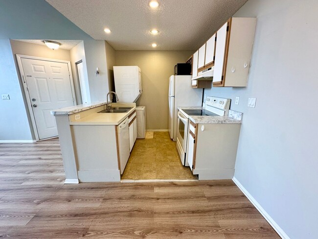 Building Photo - Gated 1 bedroom condo with washer and dryer