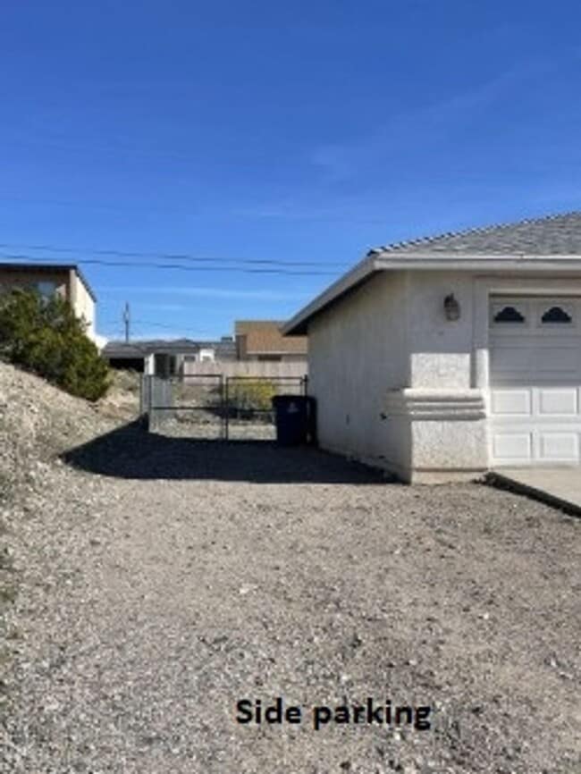 Foto del edificio - North side home, pet friendly with fenced back yard.