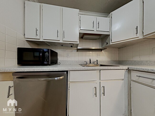 Foto del edificio - 7992 Shady Oak Trail