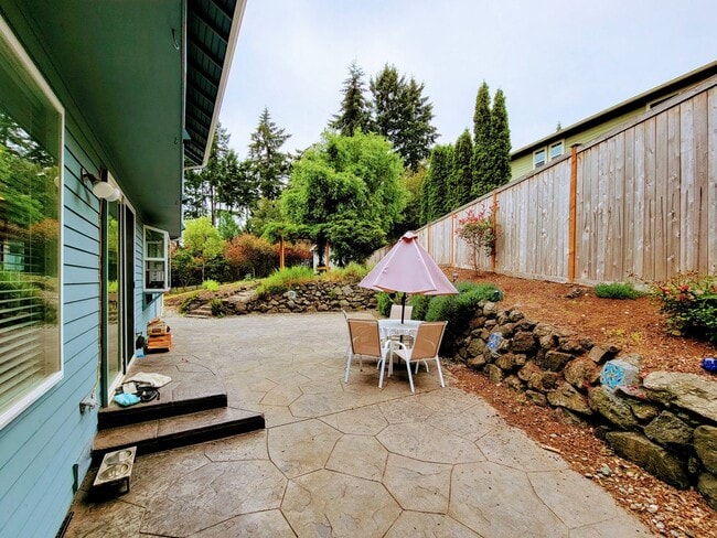 Building Photo - Immaculate and spacious 3 bedroom