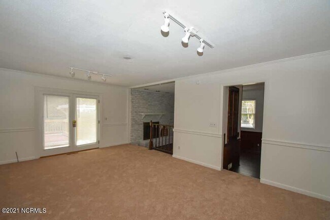 Building Photo - 304 Scottish Ct