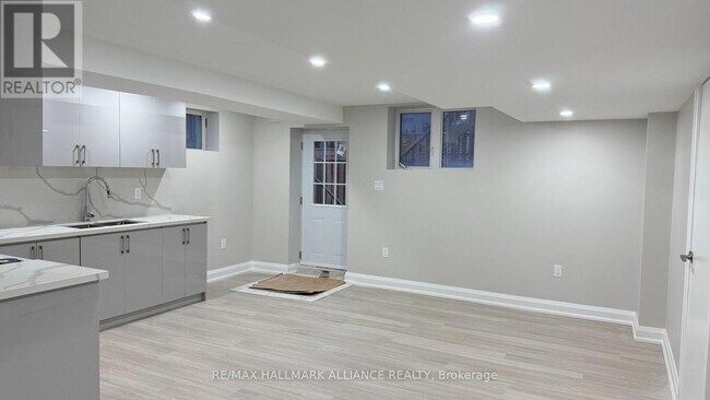 Building Photo - 7 Avanti Cres