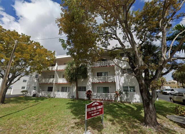 Foto del edificio - 941 NE 170th St