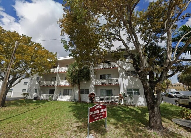 Building Photo - 941 NE 170th St