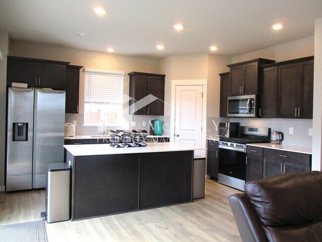 Foto del edificio - 5-Bedroom Home in Stetson Heights Backing to Greenbelt