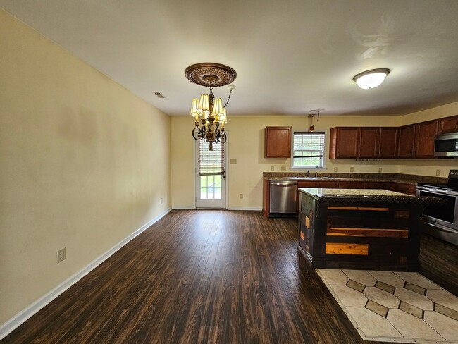 Building Photo - 3 Bed, .6 Acre Home In Chinquapin