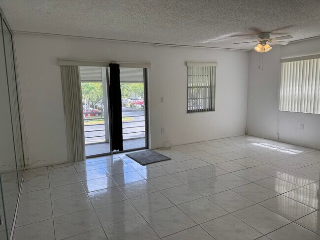 Foto del edificio - 4990 E Sabal Palm Blvd
