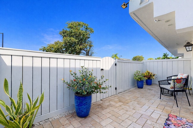 Building Photo - 6840 SW 45th Ln