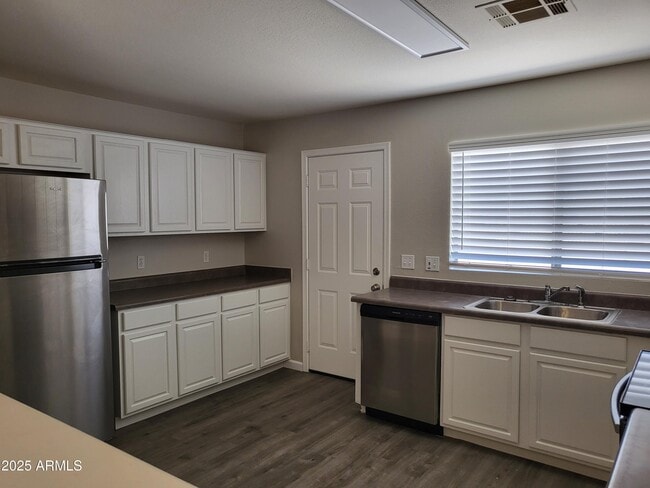 Foto del edificio - 1028 E Graham Ln