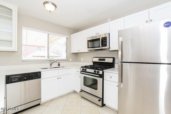 Building Photo - 9919 W Meadowbrook Ave