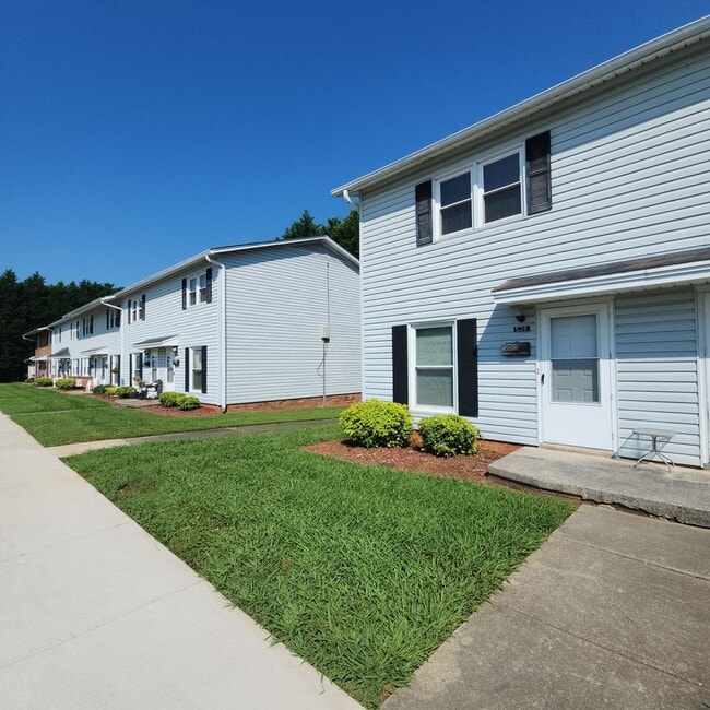 Building Photo - 2 Bedroom Townhouse Apartment FOR RENT in ...